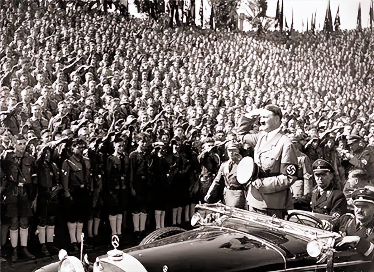 320名纳粹漂亮女兵：怕被苏军报复，狂欢后集体选择自杀