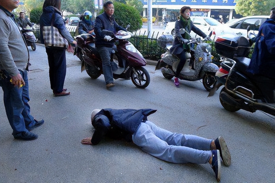 遇到这四种老人家庭必定衰败,老人无德影响子孙该如何化解