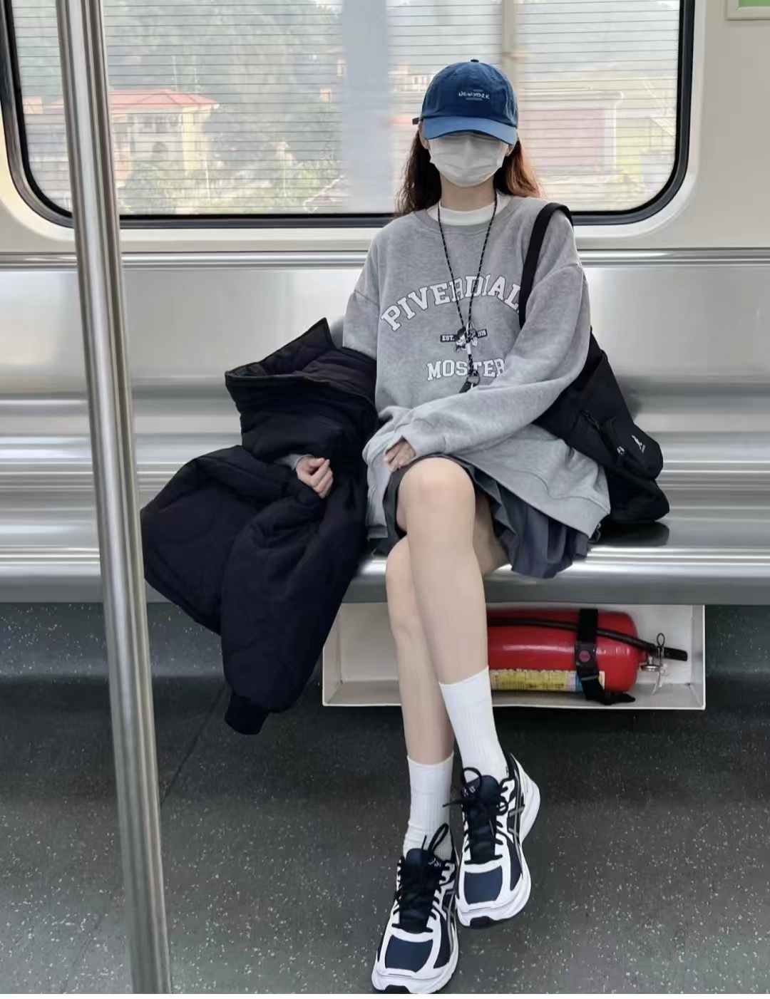 卫衣搭配什么裤子穿起来比较好,卫衣怎么同外套搭配才好看