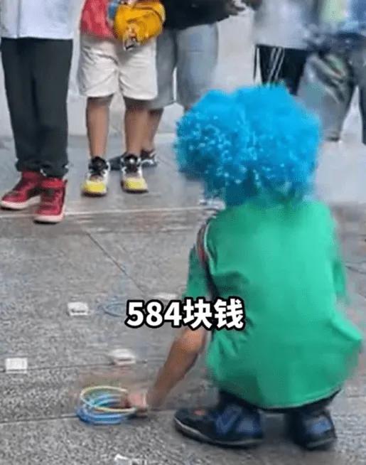 叻仔!8岁男孩“儿童节”摆套圈游戏,1小时赚了584元!