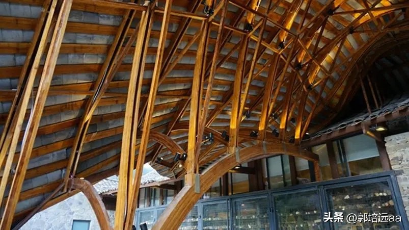 钢、竹、藤在混凝土中作钢筋的比较研究：拉伸和弯曲特性