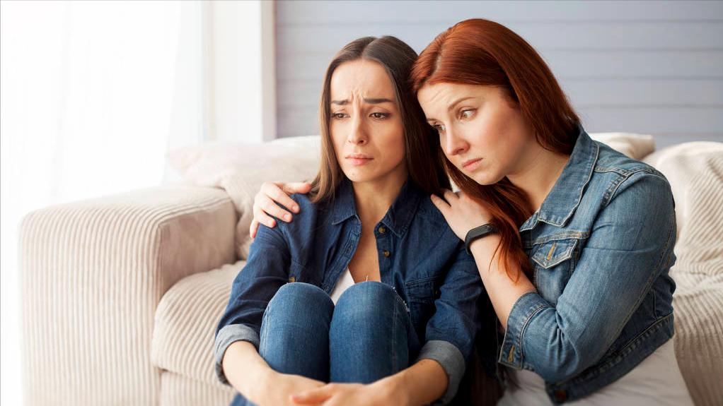 女生经常夹脚尖是好是坏,女生为什么总喜欢夹着脚