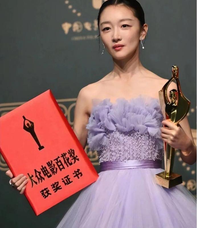 周冬雨相貌平平为什么那么火,周冬雨为什么一出道资源就那么好