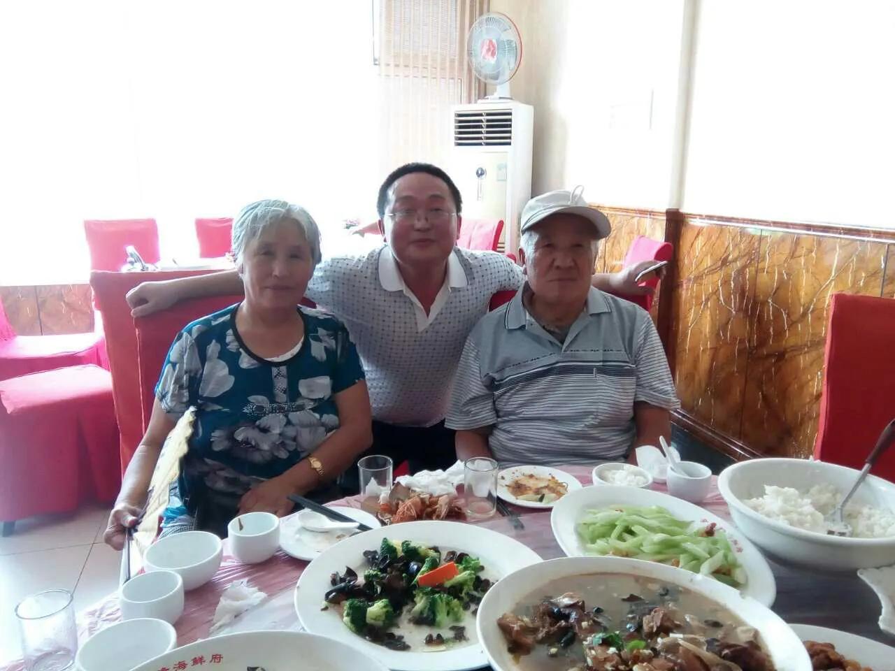 教师铁饭碗不好端!济南一中学老师揍了全班学生，解气了，被停职!