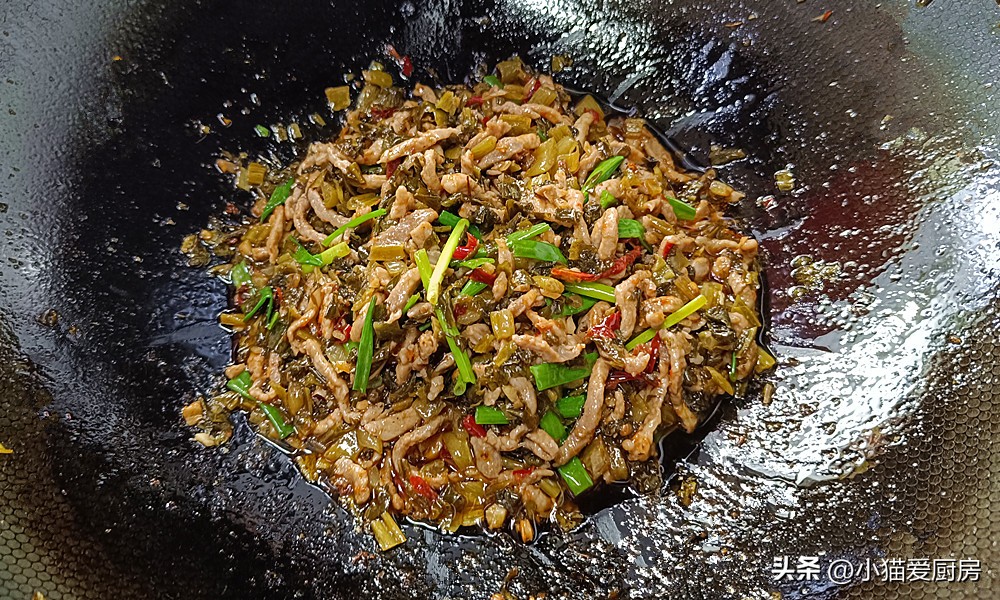 四川正宗水煮酸菜肉片做法,四川酸菜的做法酸辣脆爽特别开胃