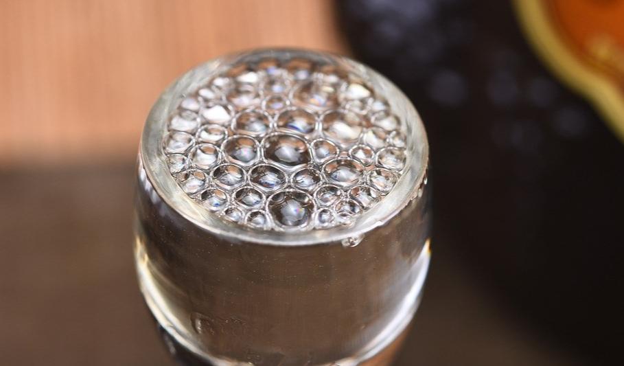 同样酒为什么批发部比超市便宜,同样是酒为什么有的酒那么贵