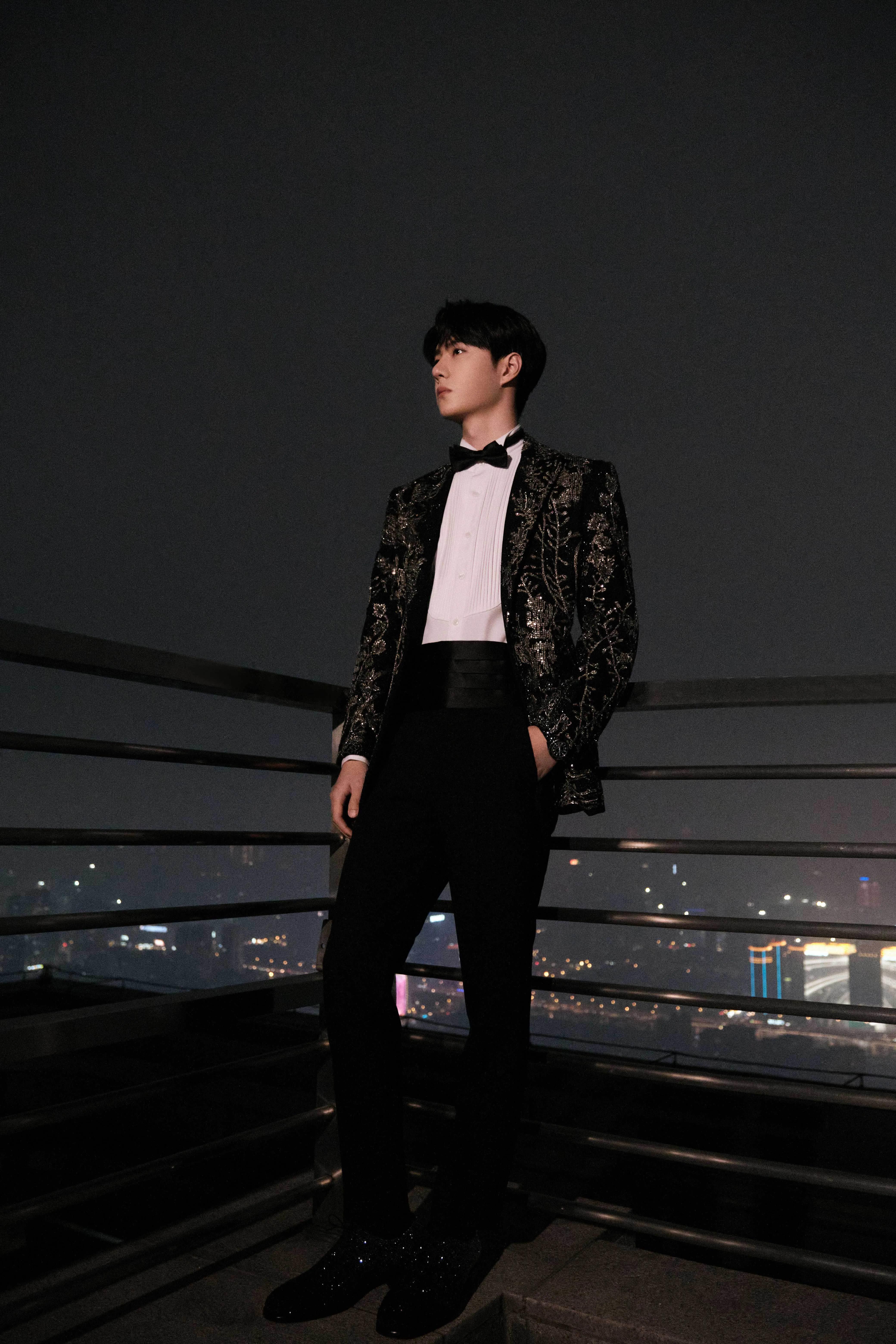 王一博日本巡演蓝色西装,王一博肖战红底皮鞋