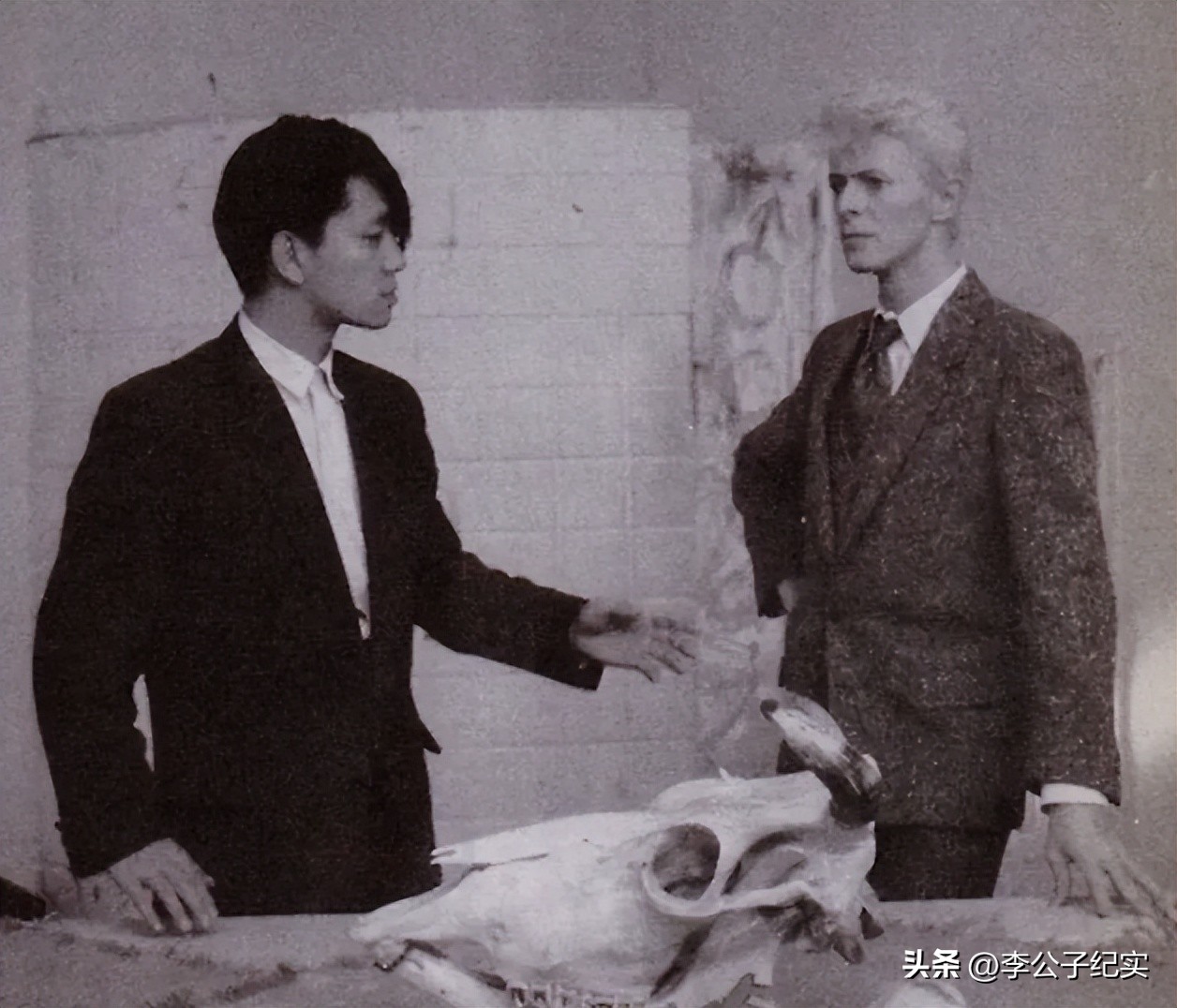 双性恋摇滚巨星：与超模跨越生死相恋，离世后全球轰动首相悼念