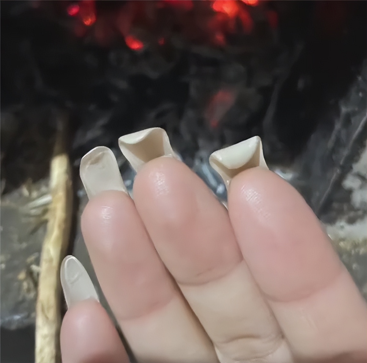 女子帮妈妈烧锅把美甲烧化了：网友纷纷看不懂