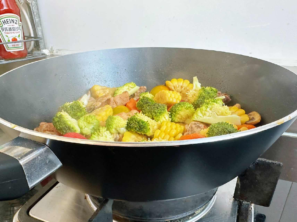 什么材质的锅不粘锅又耐用,刚买回来的锅好用又不粘锅无烟