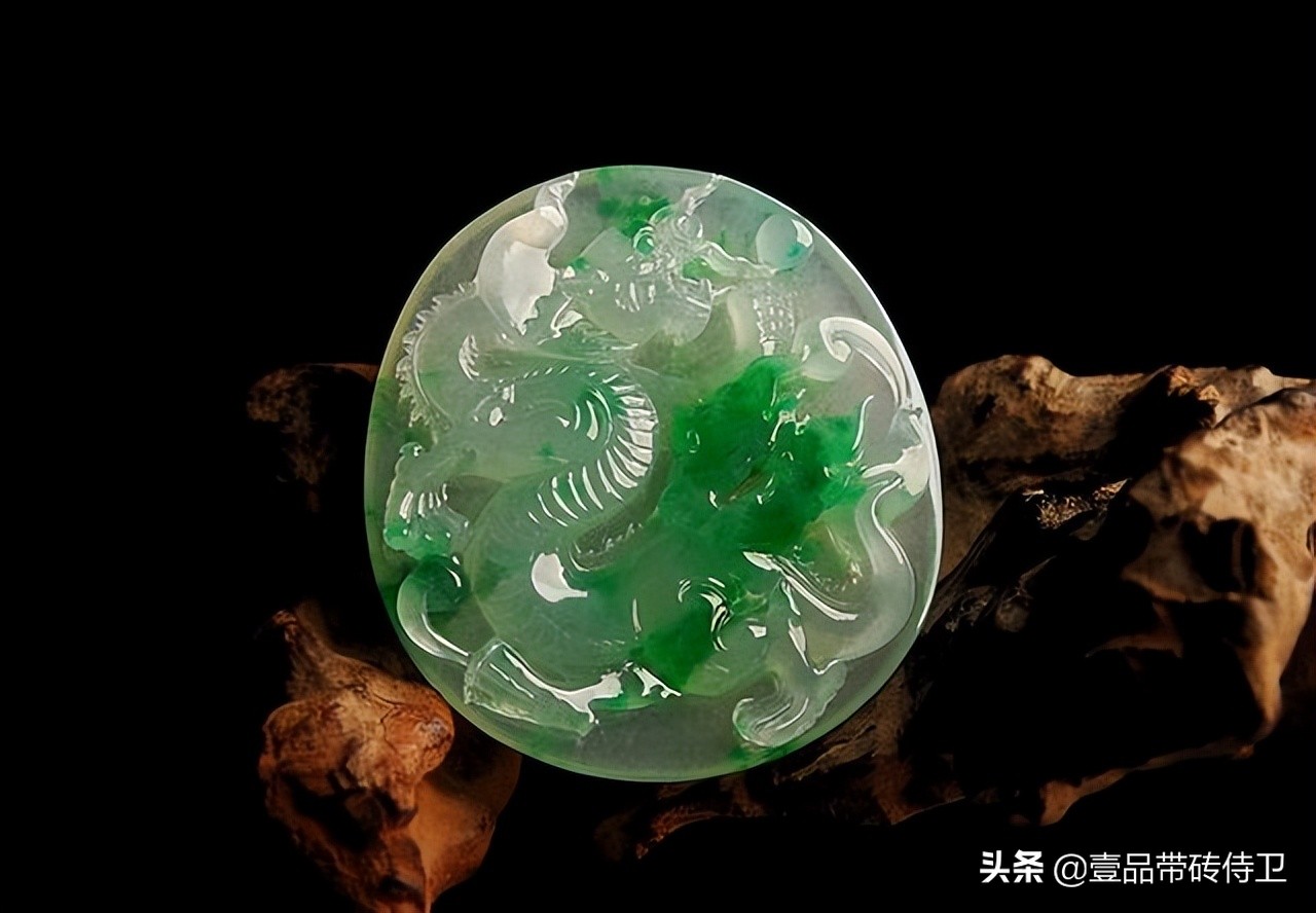 翡翠手镯怎么自己鉴别真假,一杯水鉴别翡翠真假的方法可靠吗