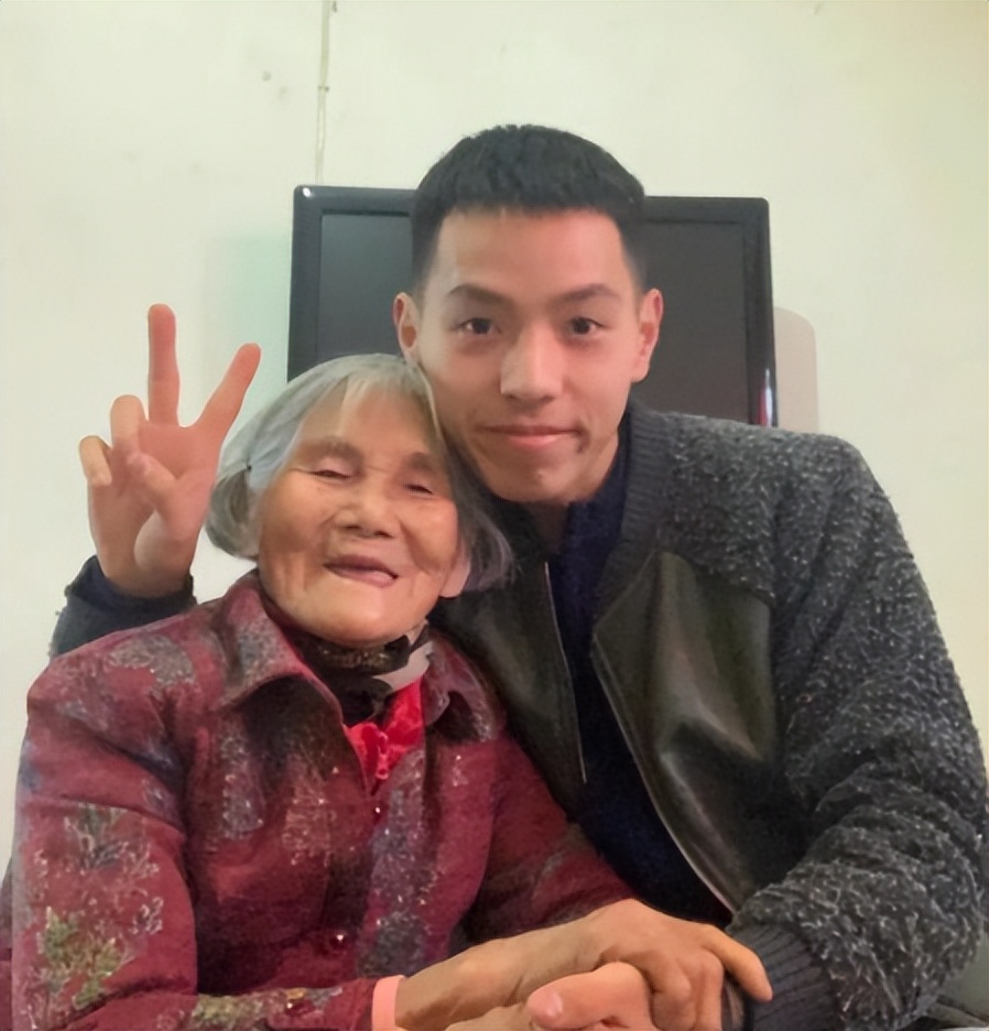 江西一小伙和81岁的老太拍婚纱,江西25岁小伙跟老妈拍婚纱照