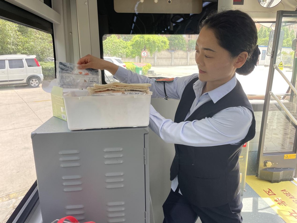 郑州公交开出“微笑车厢”驾驶员定制“微笑手袋”送学子、乘客