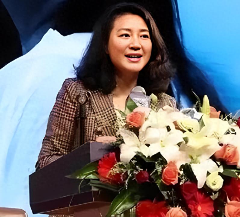 央视一姐王小丫的视频,央视主持人王小丫2000年身体状况