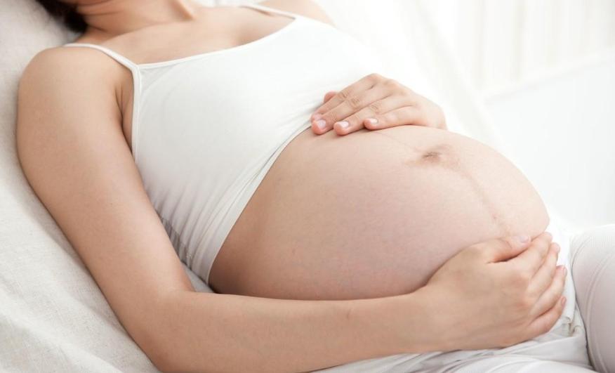 尿频、孕吐，属于正常现象，不用担心，但出现4大症状要警惕