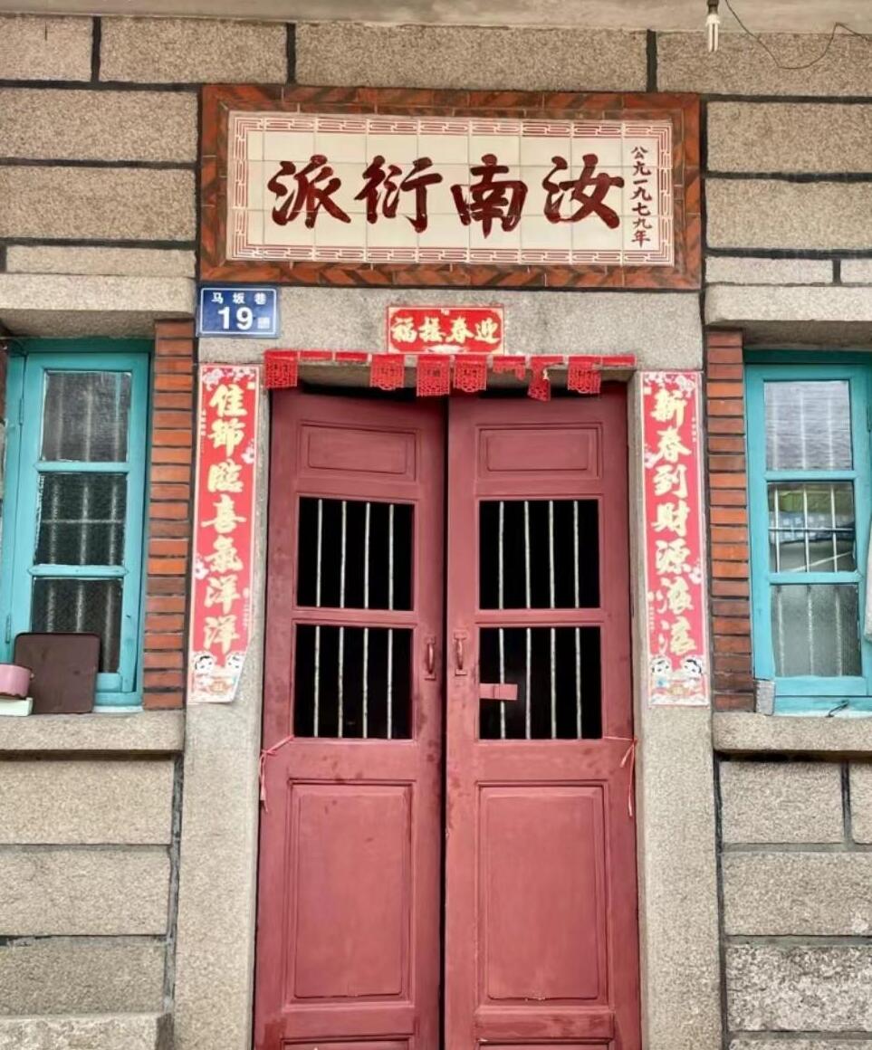 祠堂匾额上的“岩牌”是什么意思？