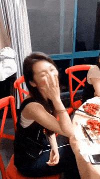 现在女大学生太开放,这么隐私的东西露在外面,男人看了都脸红了