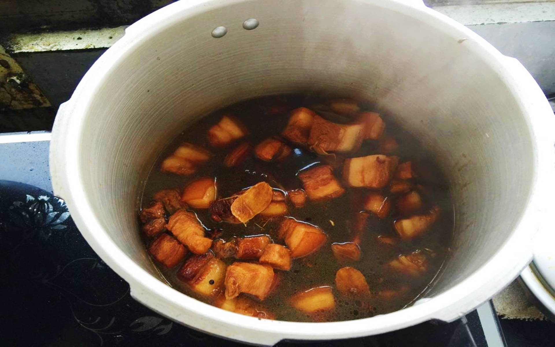 孩子们爱吃的家常红烧肉做法,红烧肉家常做法不发糖