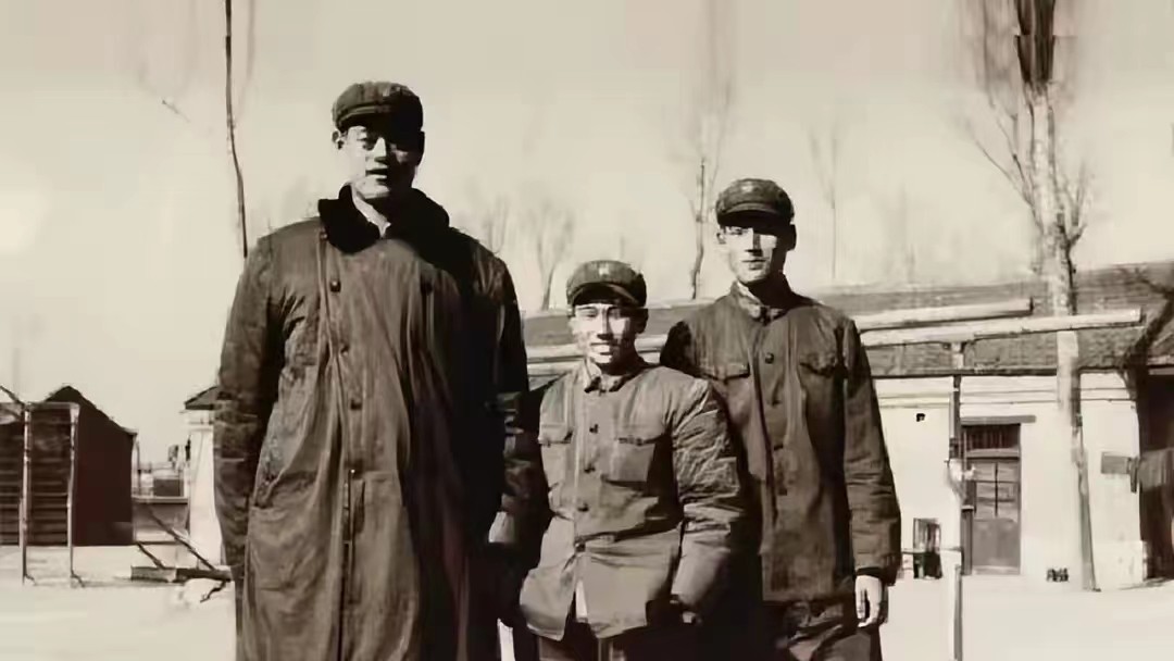 穆铁柱身高比姚明高吗,巨人穆铁柱打篮球