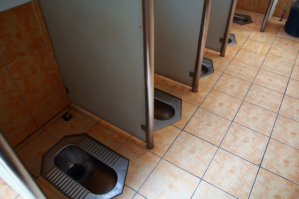 美国马桶前面有个缺口,美国的马桶为什么会设计一个缺口