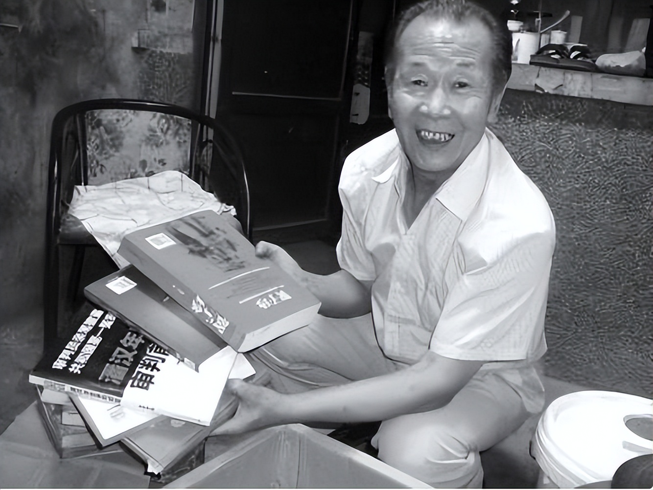 甘肃一女学生遭老师强奸，老师出狱后，女学生下跪：对不起我错了