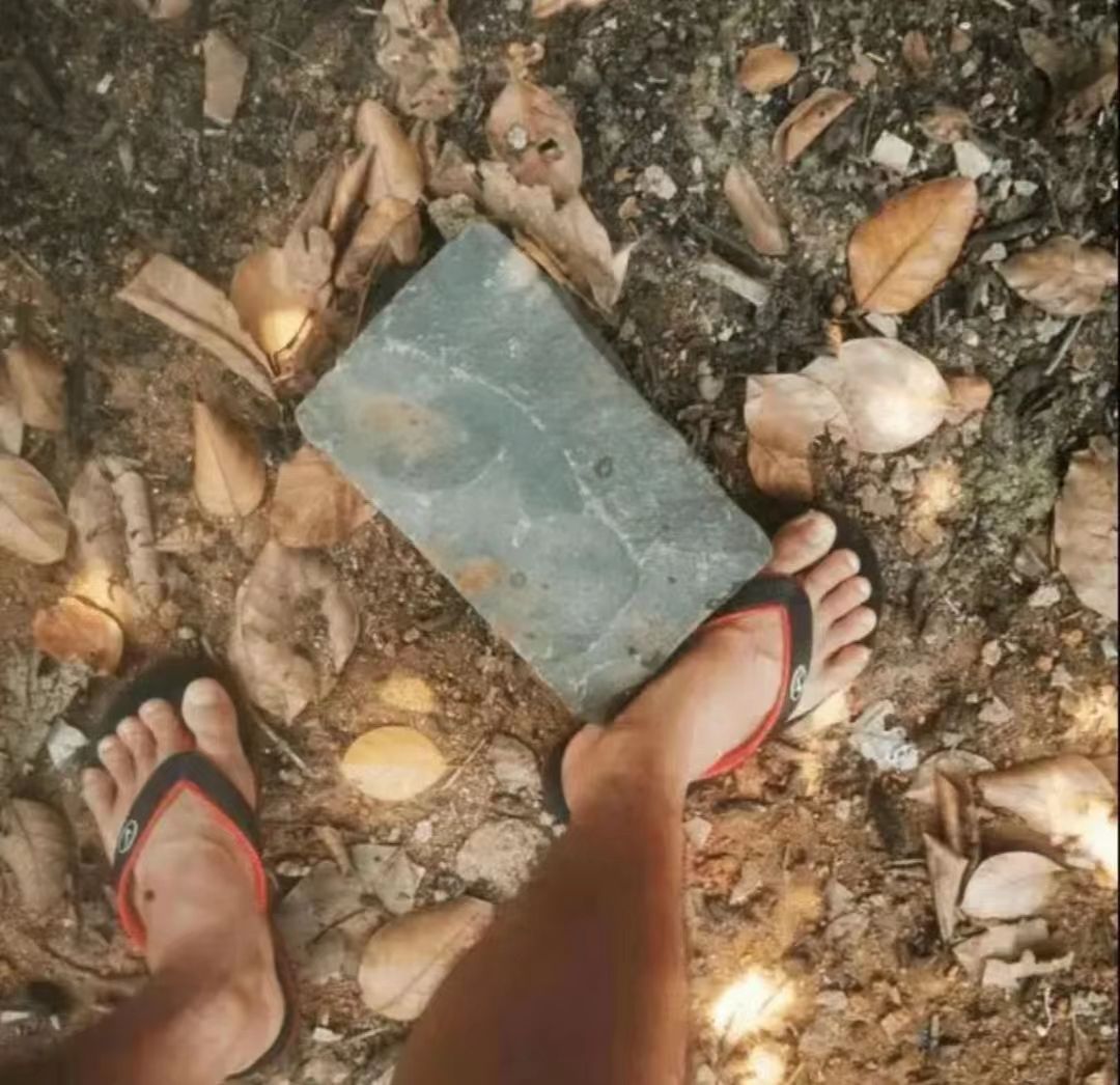 祸从天降小男孩,醉酒男掐孙子爷爷持刀伤人