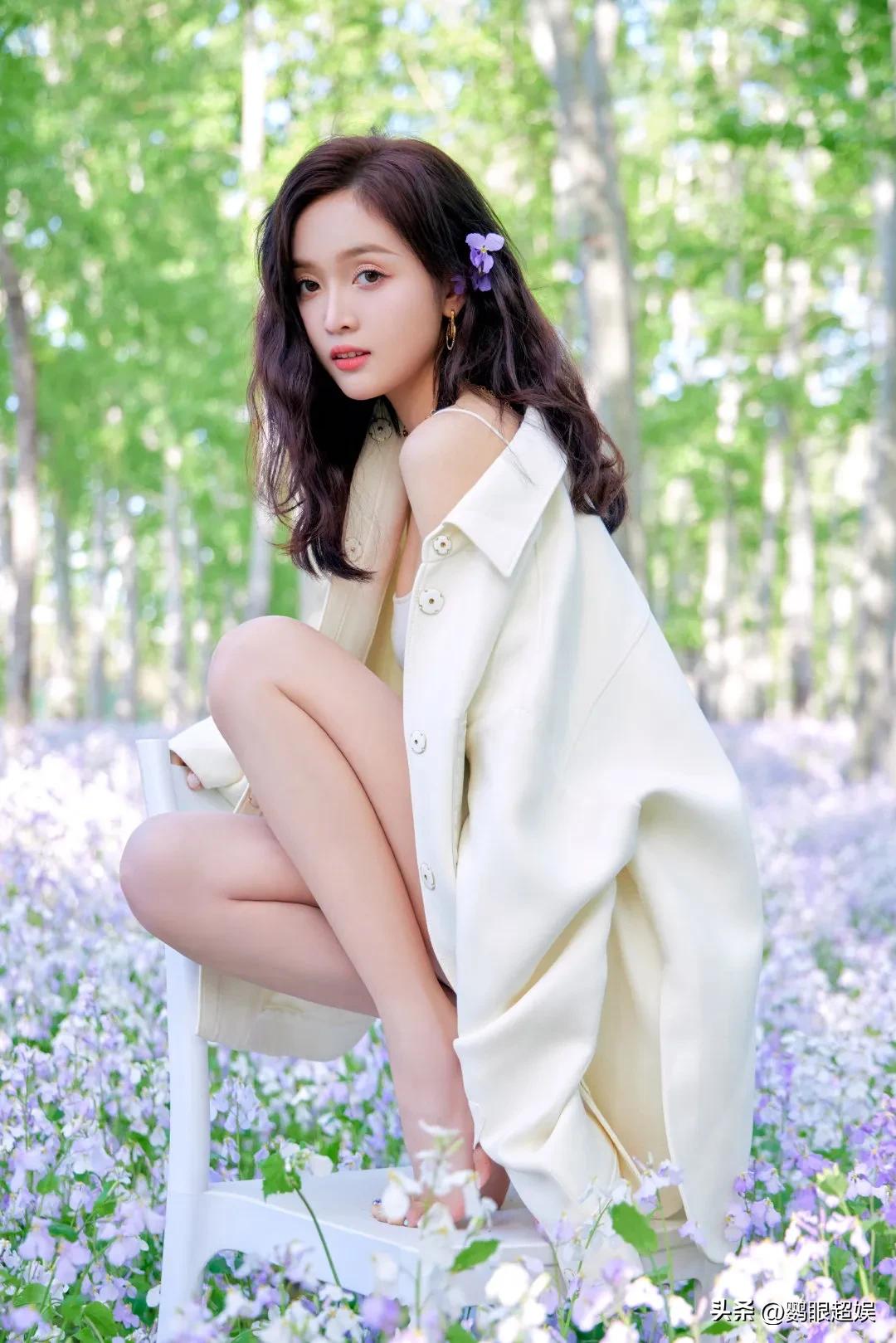 吴宣仪白色露背吊带长裙,吴宣仪白色吊带长裙造型写真