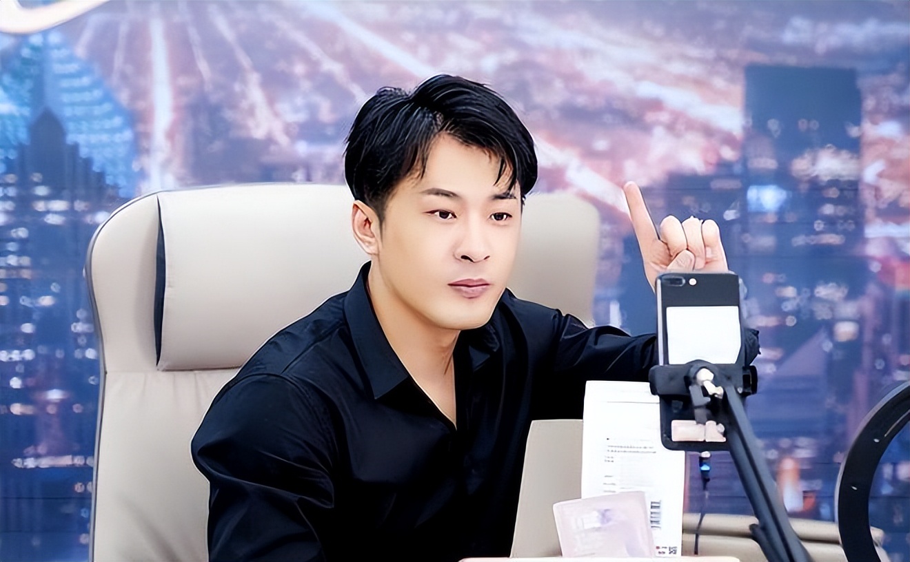 央视315曝光情感主播编故事骗老人，挨过打的辛巴，嗅觉变灵敏了