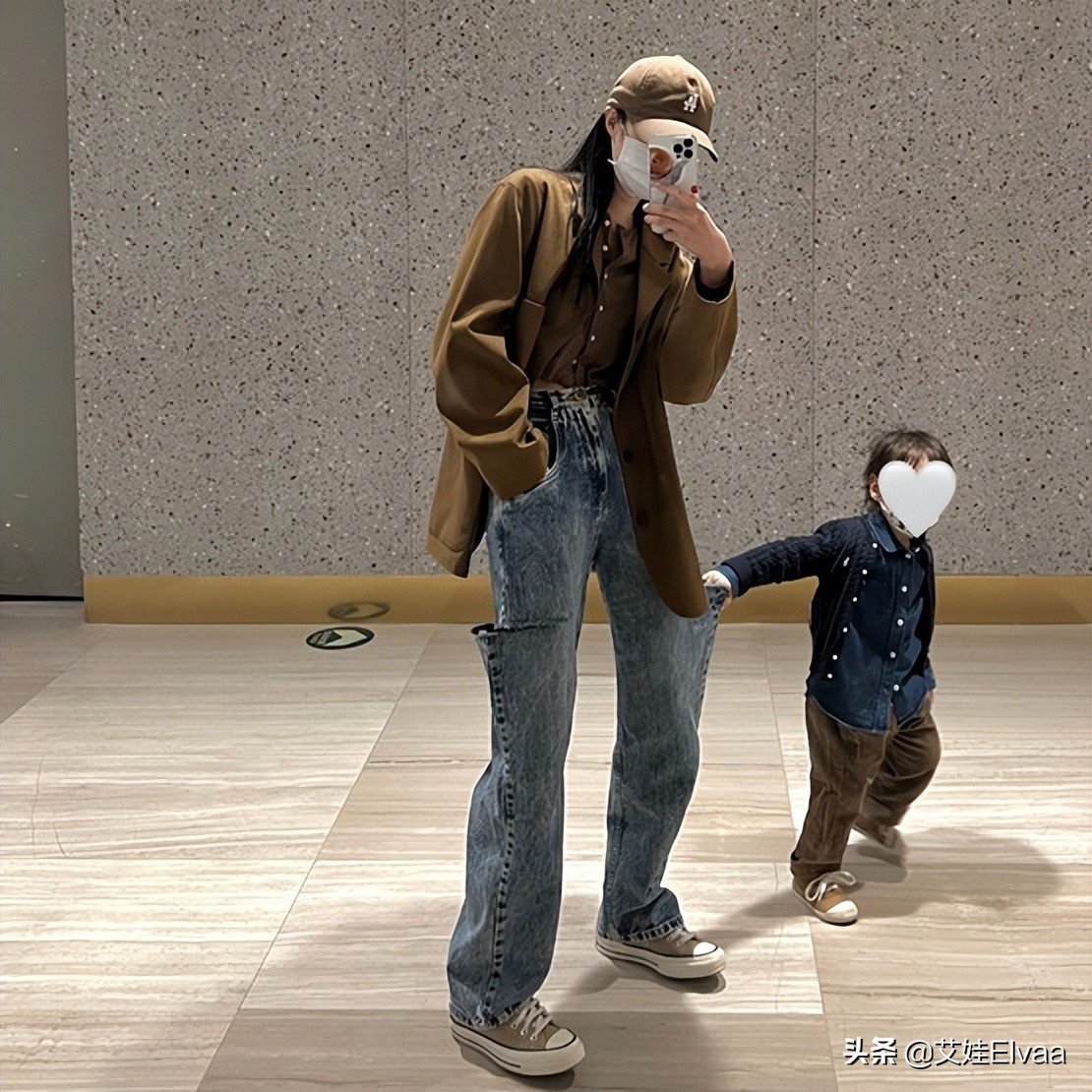 李光洁带着女儿外出,李光洁一家三口走机场