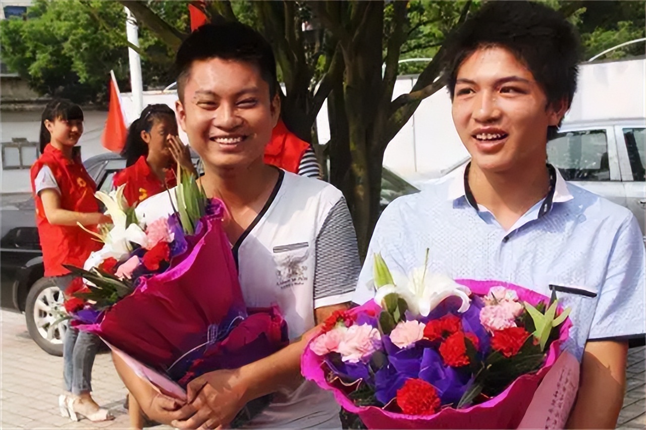 舍命夺刀误高考拒绝保送清华大学,两个夺刀少年错失高考如今怎样了