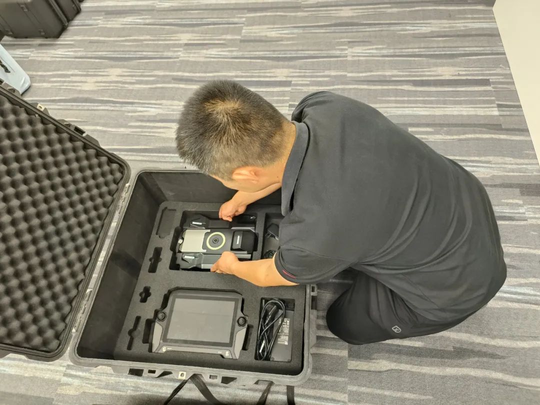 震惊！富豪在私人飞机上被*听窃**