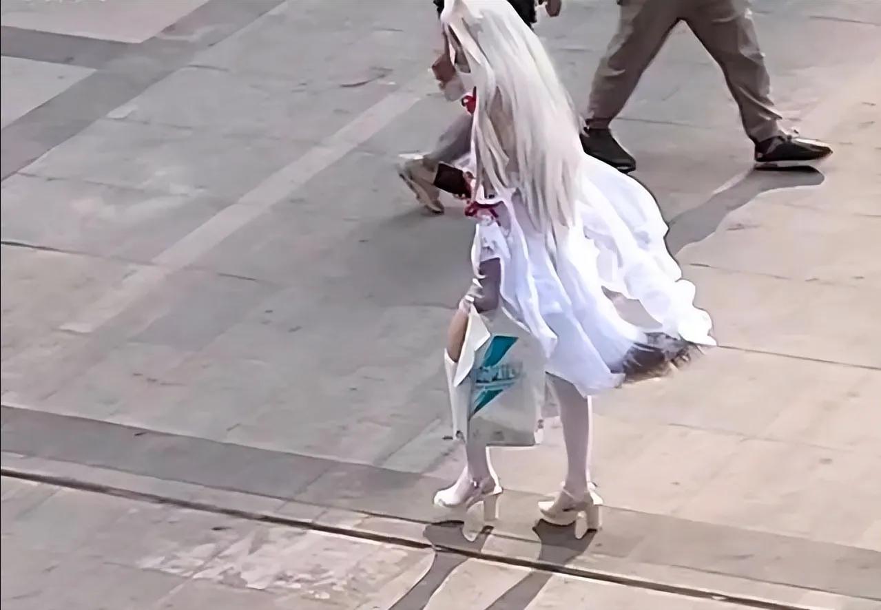 女子穿白狐装,女子穿白衣服走在大街上