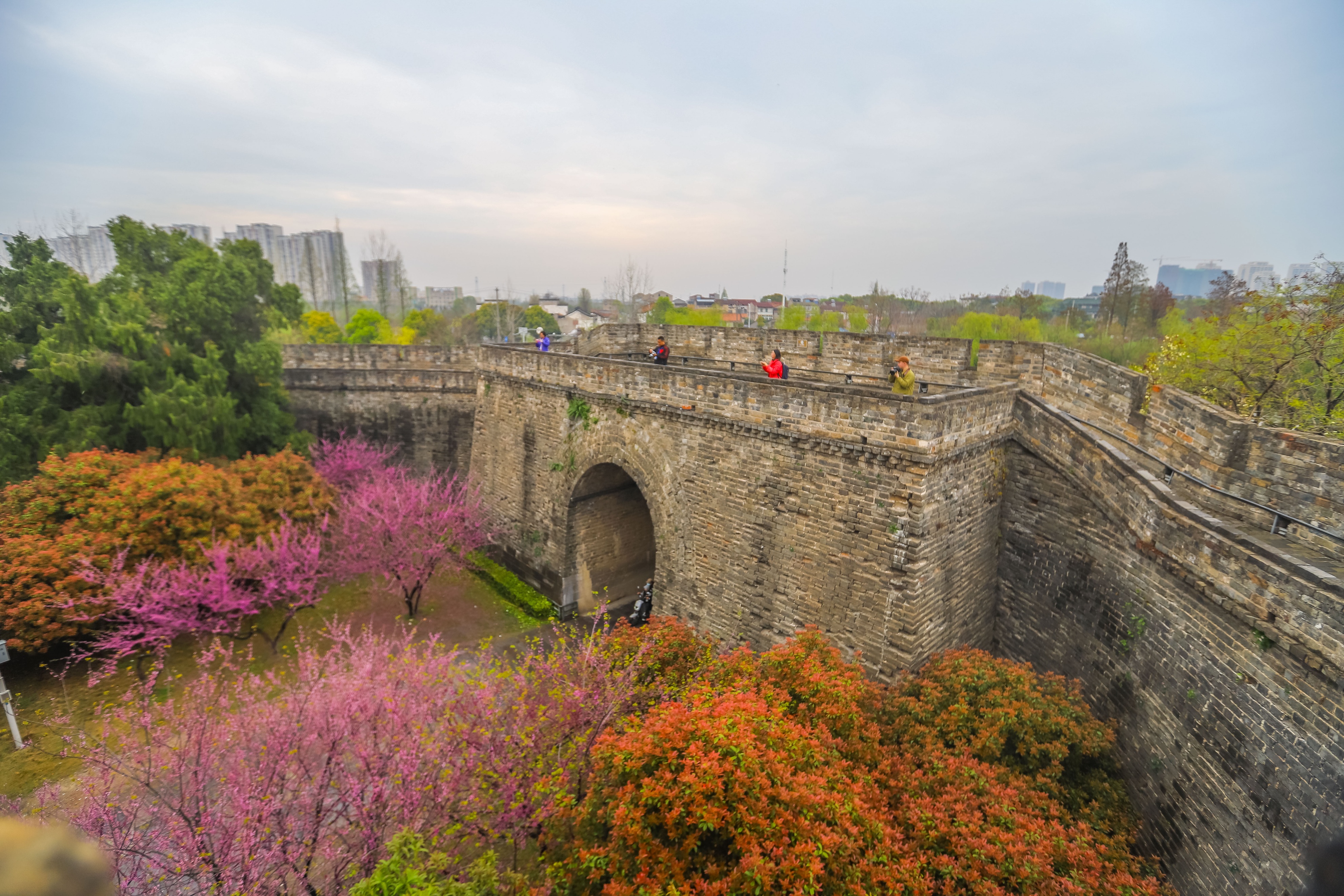 荆州古城墙的历史和照片,襄阳古城墙和荆州古城墙哪个完整