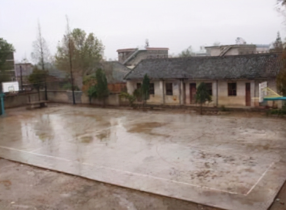 篮球场都是用什么做的地面？