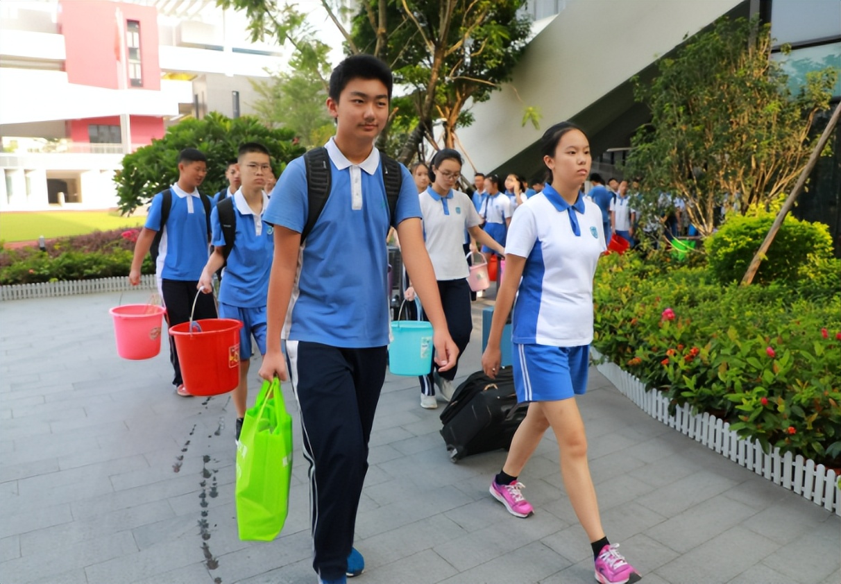 新生开学参观宿舍,初一新生入学宿舍视频
