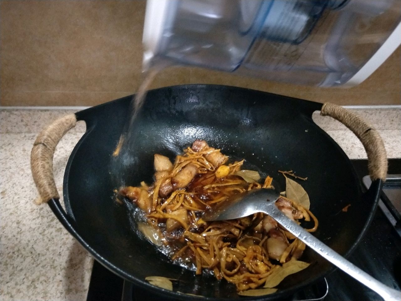 笋干的泡发家常做法,鲜笋做笋干焯水后要用冷水浸泡吗