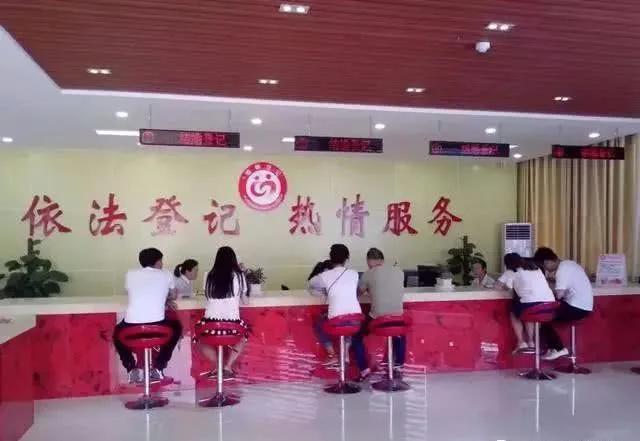 妻子办离婚带男友被丈夫打重伤,妻子提离婚丈夫打人犯法吗