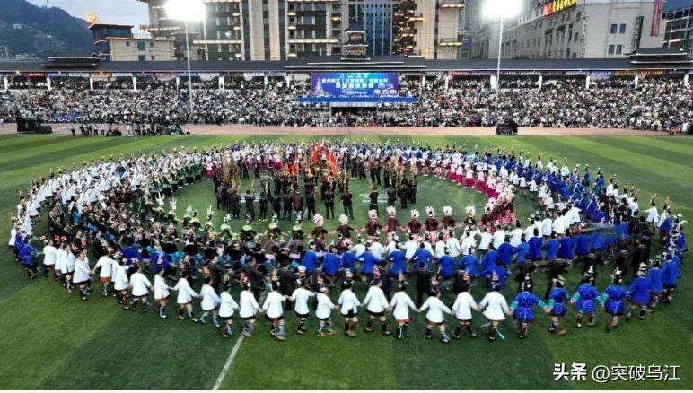 直击贵州村超足球之夜小学生,贵州青少年足球比赛视频