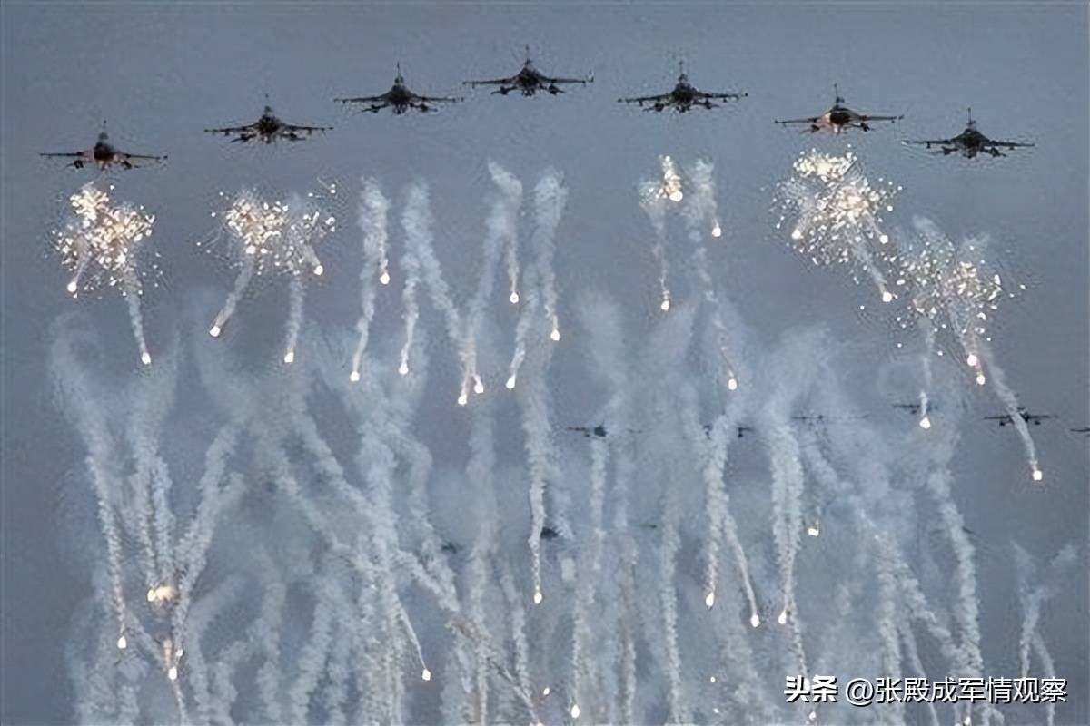 美舰擅闯台湾海峡,蔡英文赶往军事基地,大陆早就把话挑明了