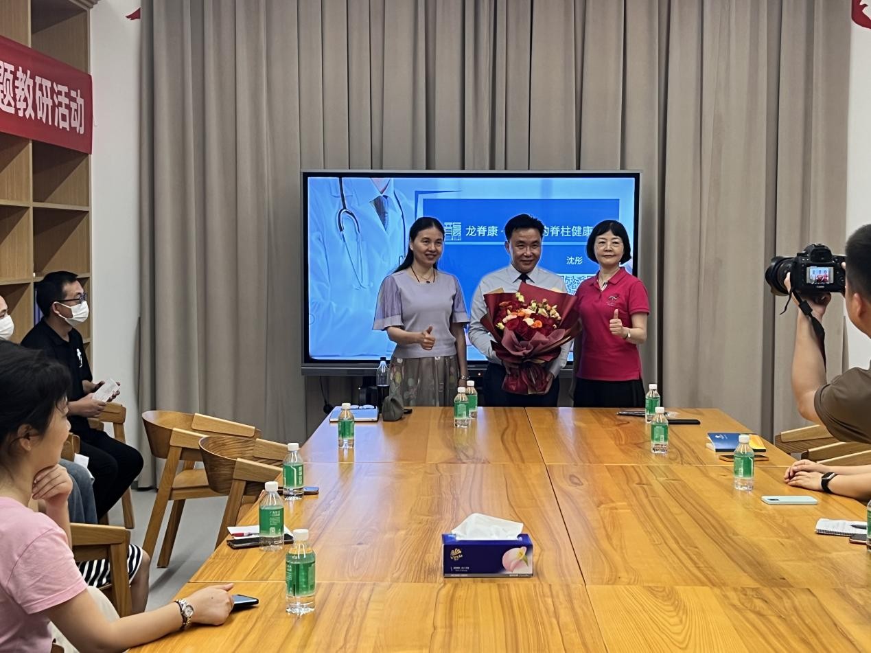 公益｜龙脊康*彤沈**教授进深圳南山外国语学校，普及脊柱健康知识