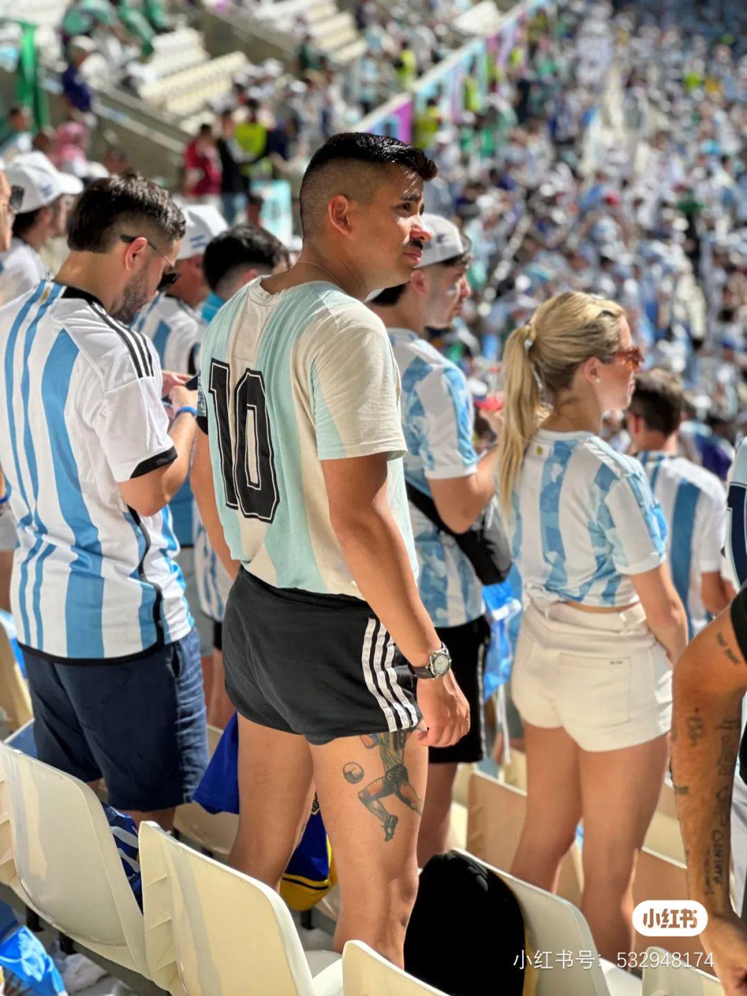 “天花板球迷”走红：再不疯狂，我就老了