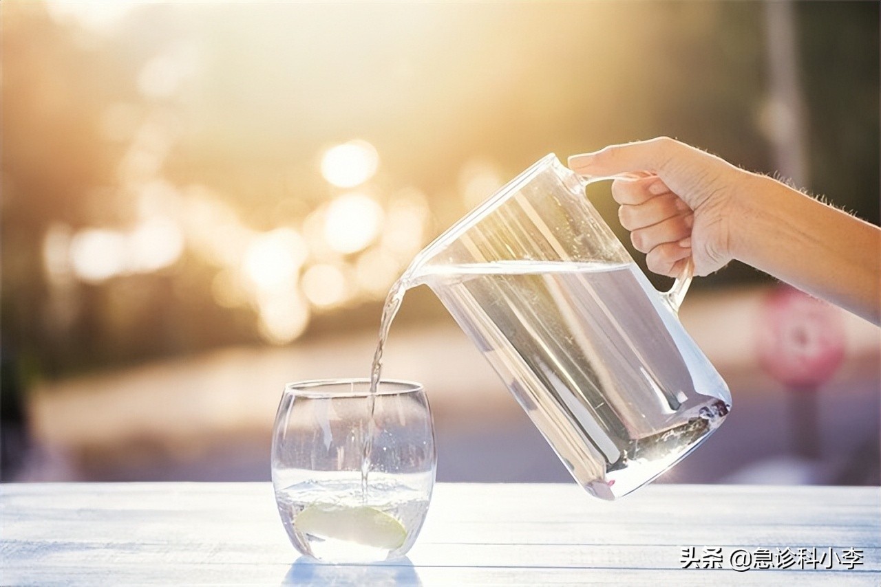 每天多喝水到底是养肾还是伤肾,喝水伤肾越深提醒正确饮水养肾