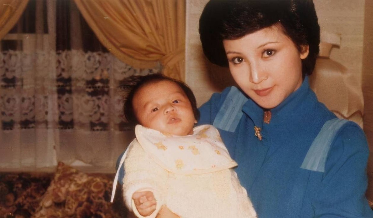 谢霆锋出道当歌手的时候,谢霆锋出道就做主角吗