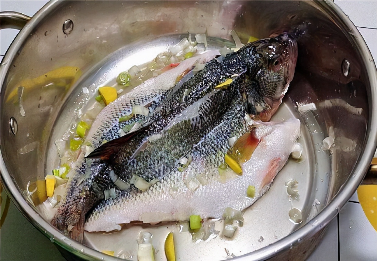 做清蒸鱼好吃简单的秘诀,清蒸鱼怎么做不用豉油