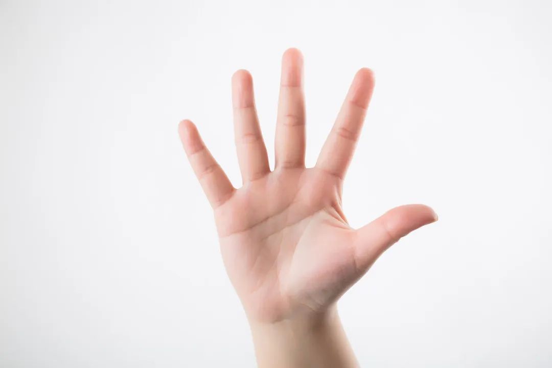 双手发麻是什么病征兆怎么解决,双手发麻是什么原因和征兆