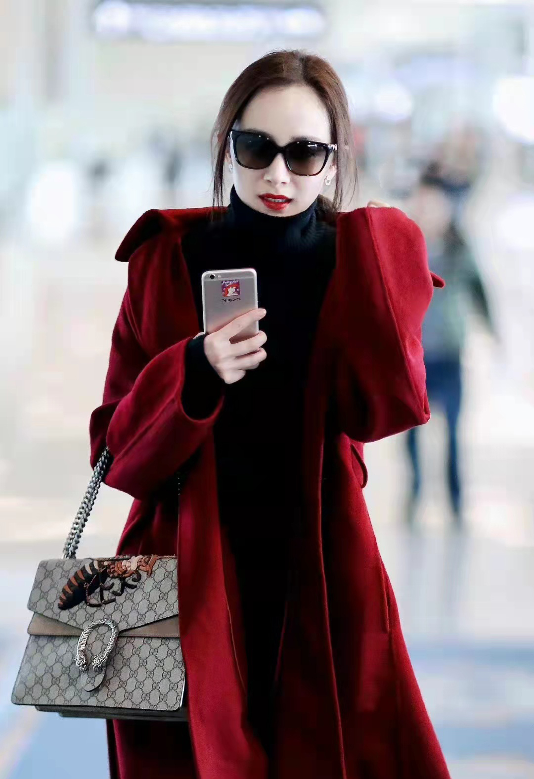 杨幂穿红色羊绒大衣配酒红麂皮及膝靴，轻奢时尚，优雅美丽过新年