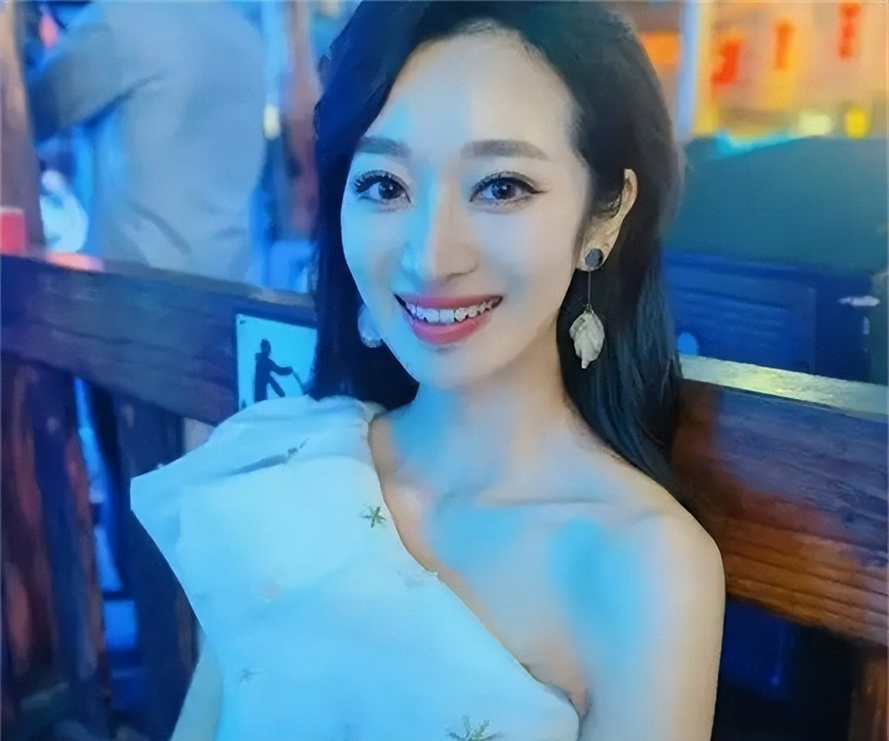 王治郅二婚女人,王治郅二婚娇妻近照身高差42厘米