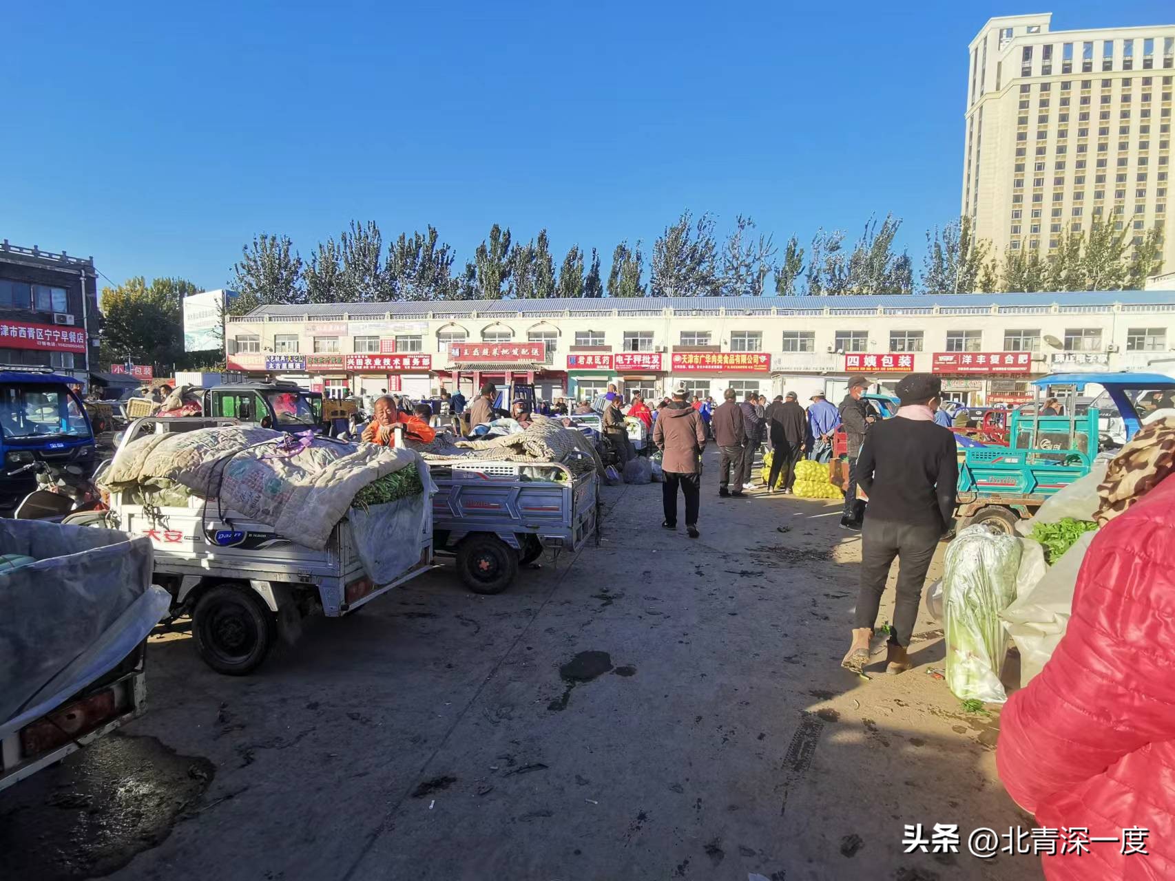 菜贩凌晨进货哽咽落泪,菜店老板意外去世邻居自发帮清货