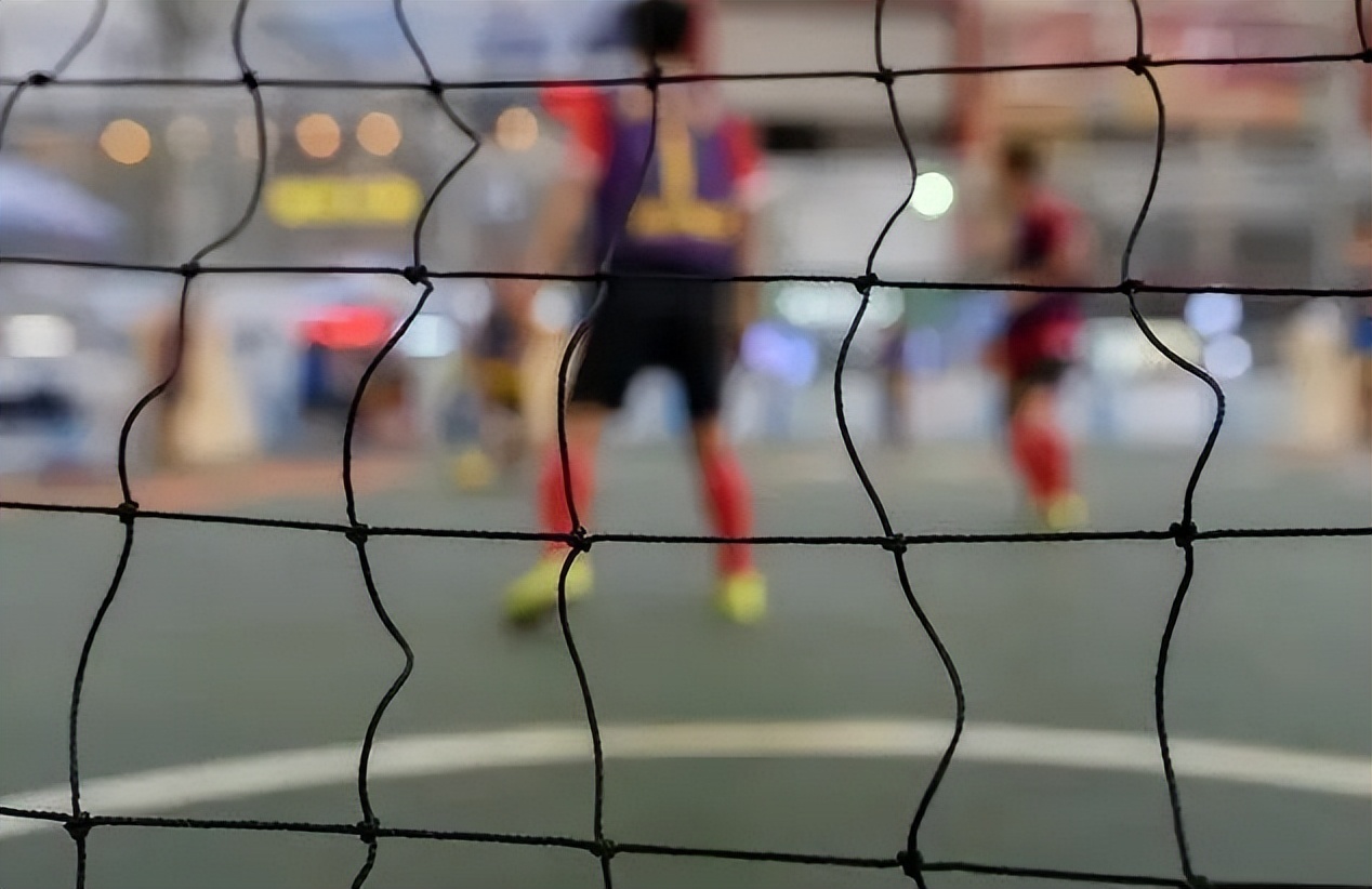 以校园足球为育人载体，推动素质教育的发展