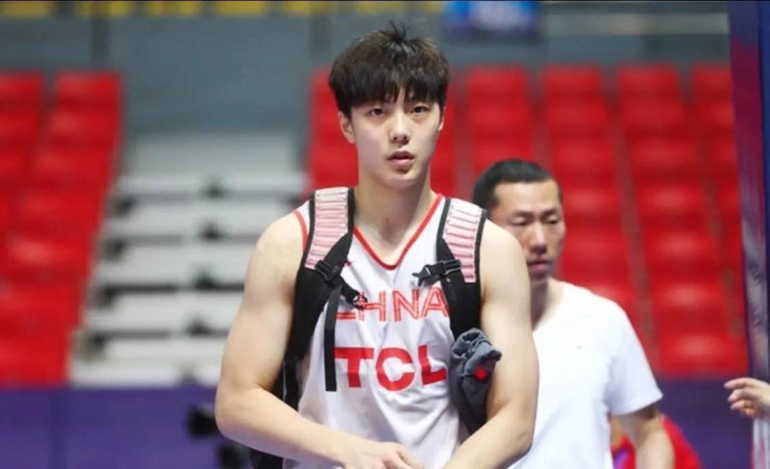 中国男篮名单怎么没有赵睿,中国男篮后卫赵睿运球